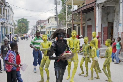 Benoit Aquin, Carnaval I, Les Cayes (Haïti), 2011
Impression numérique à pigments de qualité archive
Éd. 7 : 101 x 152 cm (40″ x 60″)
