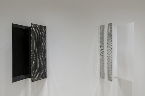 Julie Trudel, Noir d’ivoire et blanc de titane — transparence et distorsion, 2016
Exhibition view
Galerie Hugues Charbonneau, Montréal, Canada
