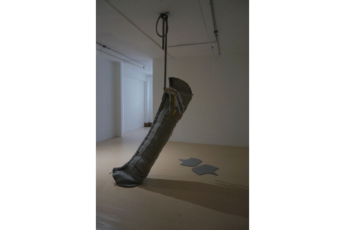 Maria Hupfield, Jiimaan (Canoe), 2015
Felt canoe, ribbon, bag. hanging system and felt banner with ribbon
274 cm long (9’ long)
Private collection
