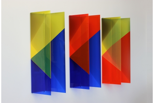 Julie Trudel, Rectangles repliés J/B R/B J/R + noir, 2018
Acrylic paint on folded and assembled acrylic sheets
102 x 152 x 28 cm (40” x 60” x 11”)
