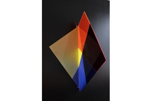 Julie Trudel, Fragmented square Y/B + R + W (study), 2018
Peinture acrylique sur feuilles d’acrylique pliées et assemblées

