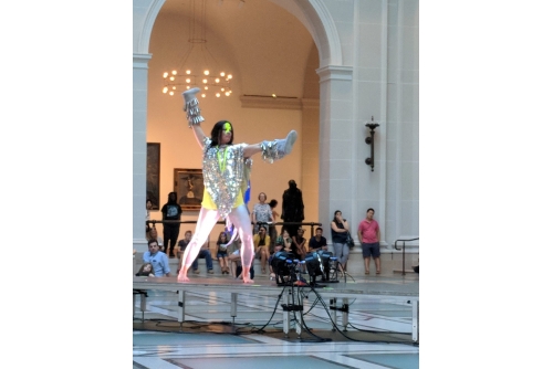 Maria Hupfield pendant la performance « The Kind of Dream You’ve Never Seen »
2018, Brooklyn Museum, NY, USA
