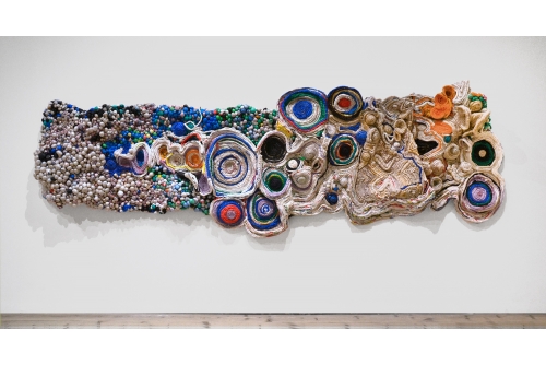 Ifeoma Anyaeji, Eze fuo eze anochie, 2013-2022
Tressage à la main de sacs de plastiques récupérés
161 x 500 x 24 cm (63.6” x 196.8” x 9.6”)
Réservée
