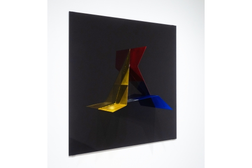 Julie Trudel, Trio de triangles (sur noir), 2022
Feuilles d’acrylique décapées, sablées, pliées, assemblées et gesso
115 x 115 cm (45” x 45”)
