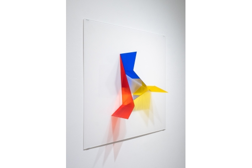 Julie Trudel, Trio de triangles (sur blanc), 2022
Feuilles d’acrylique décapées, sablées, pliées, assemblées et gesso
115 x 115 cm (45” x 45”)

