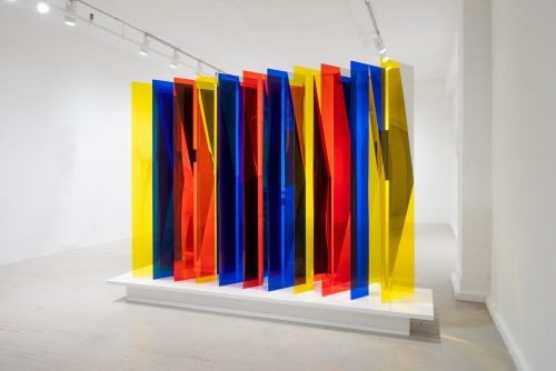 <strong>Julie Trudel, Polyptique spécifique, 2022</strong>
Acrylic sheets stripped, folded and assembled on plywood plinth
275 x 64 x 18 cm (108” x 25” x 7”)
