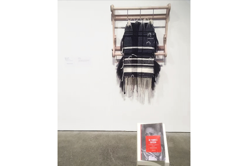 Michaëlle Sergile, De Fanon à Capécia, 2018
Tissage en alpaga, acrylique, coton, cheveux, métier à tisser et livre
46” x 26” x 7” + livre
