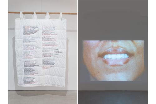 Michaëlle Sergile, To Hold a Smile, 2022
Installation en tissu de coton avec sérigraphie du poème, projection vidéo
