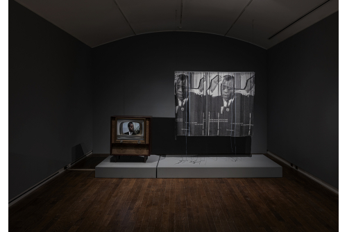 <strong>Michaëlle Sergile, Gestures, 2020-2024</strong>
Jacquard weaving, cotton threads, wood, single chanel video, TV monitor, media player, media converter
(Art Museum of the University of Toronto)
