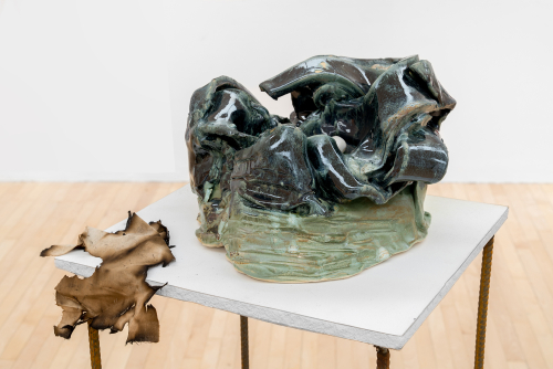 Manuel Mathieu, La boule blanche, 2022
Glazed ceramic, steal, gyprock, burnt fabric, silicone, studio debris
Sculpture = 19 x 30 x 25 cm
Installation = 125 x 119 x 58,5 cm
